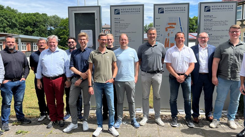 Männer vor Infotafeln