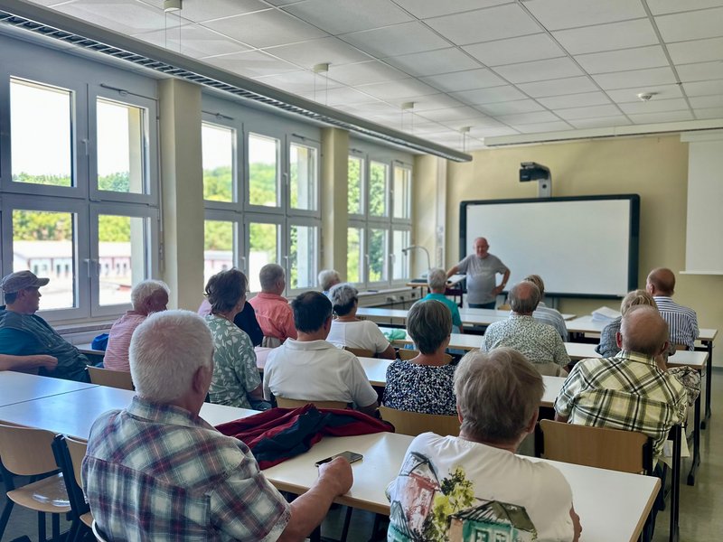 Alumni im Seminarraum mit Uwe Römhild