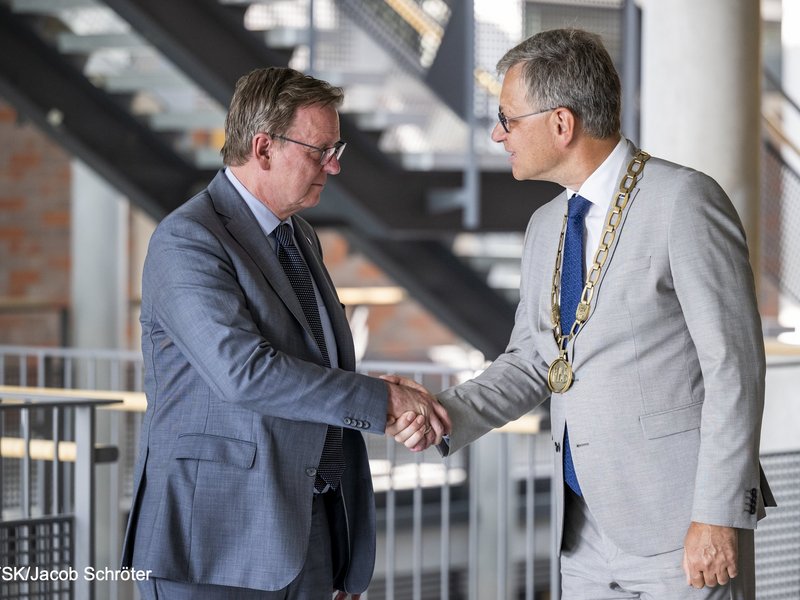 Prof. Gundolf Baier begrüßt Bodo Ramelow