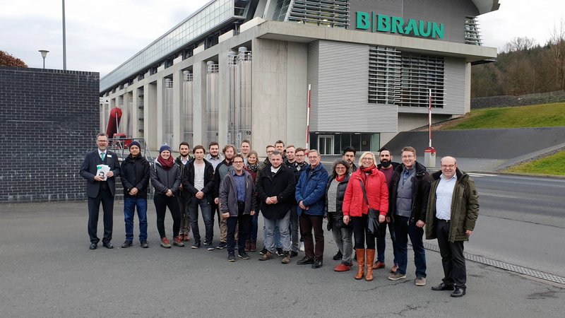 Exkursionsteilnehmer vor dem Unternehmern