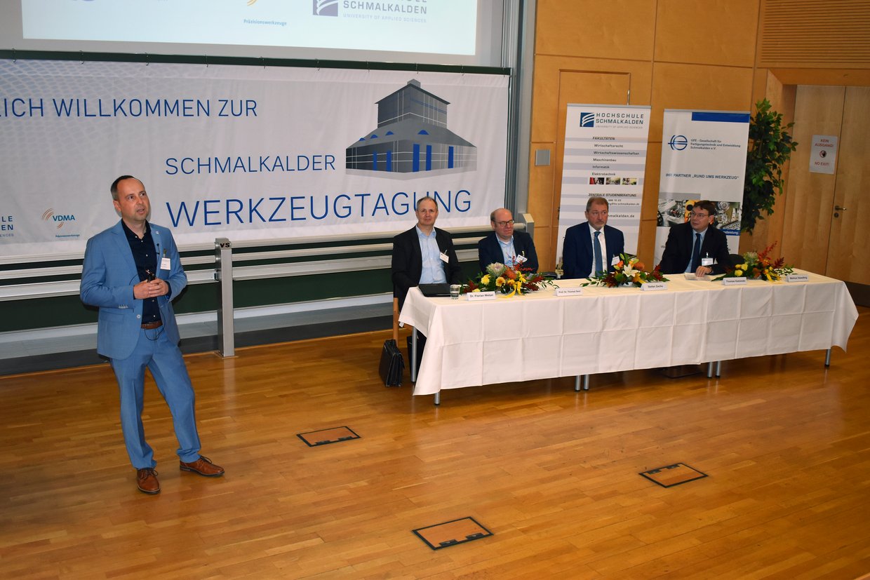 Dr. Florian Welzel begrüßt die Teilnehmer