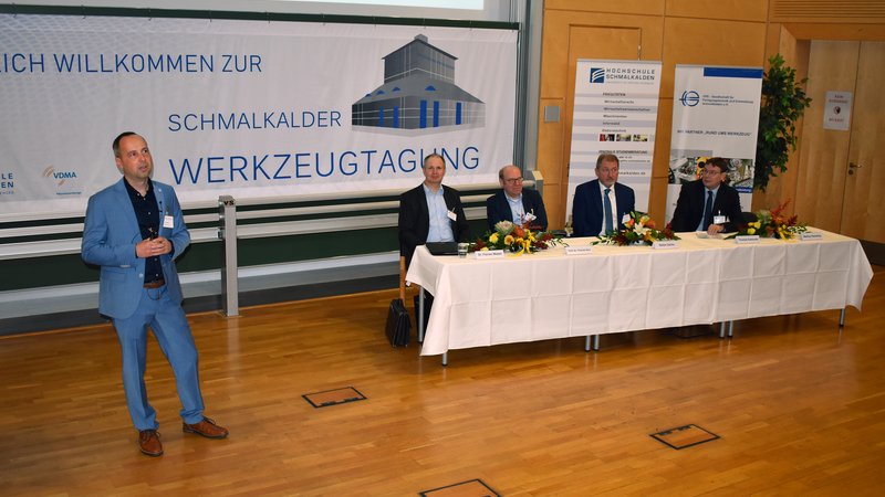 Dr. Florian Welzel begrüßt die Teilnehmer