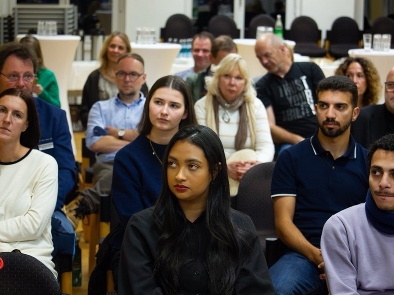 Menschen sitzen in einem Raum