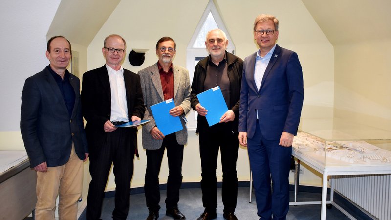Dekan Prof. Robert Pietzsch, Prof. Udo Behn, Prof. Harald Vogel, Prof. Georg Weidner und Prof. Gundolf Baier (v.l.)