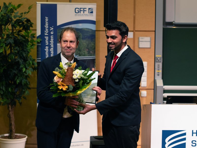 Zwei Männer mit Blumenstrauß