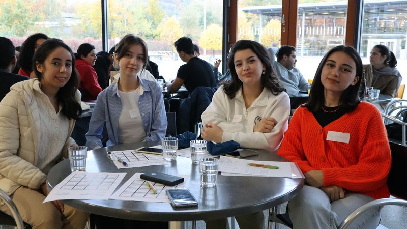 Studierende in der Cafeteria