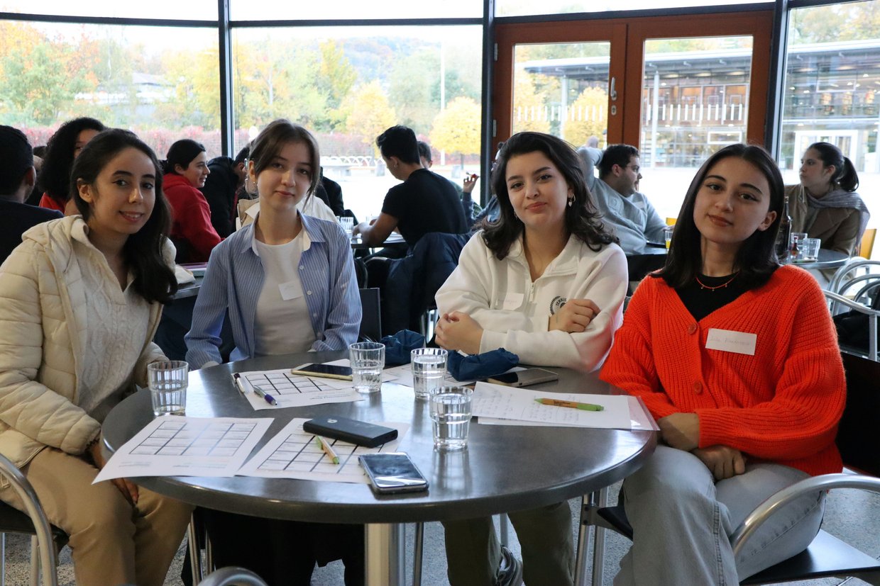 Studierende in der Cafeteria