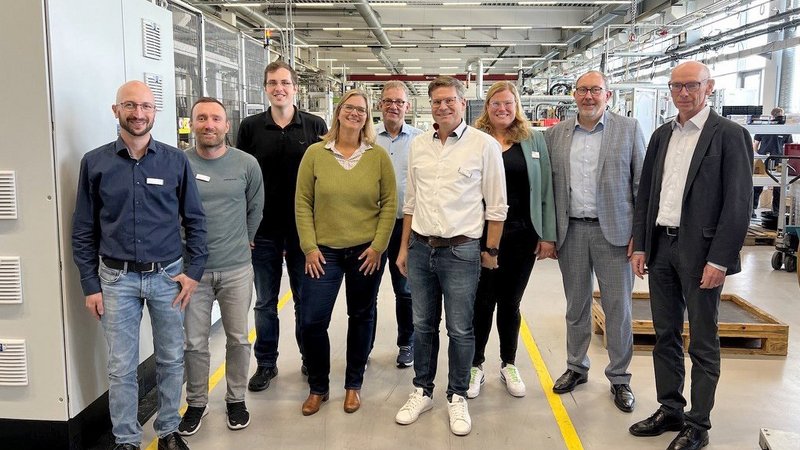 Menschen in Maschinenhalle