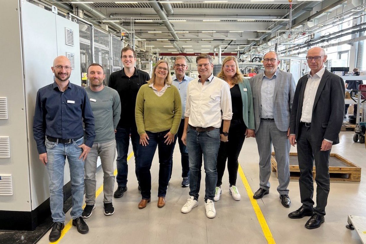 Menschen in Maschinenhalle