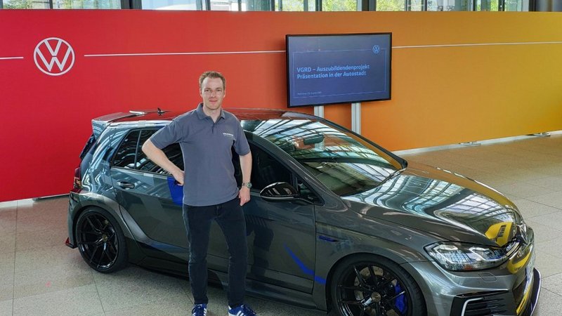 Peer Sawitzky vor seinem Projekt, einem Golf GTI