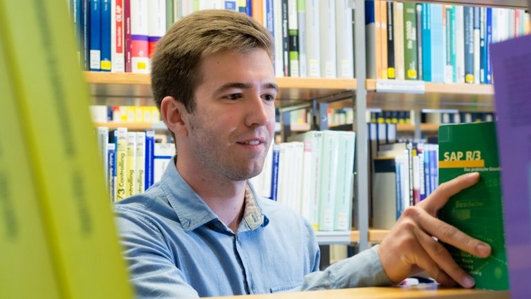 Student in der Bibliothek