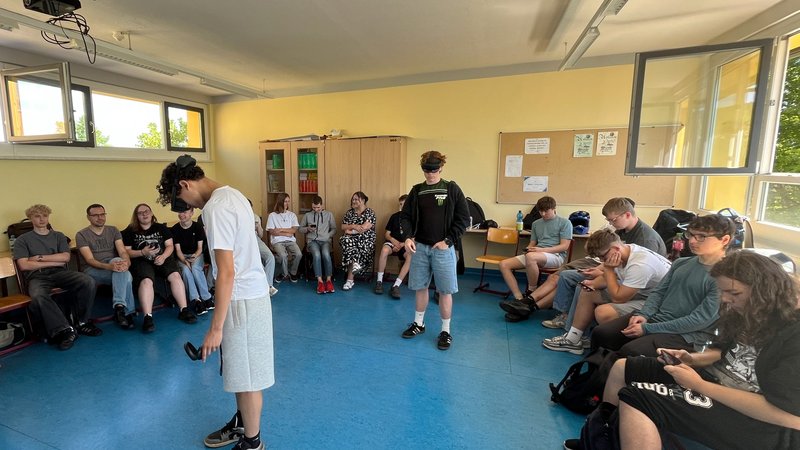 Schüler mit VR-Brille