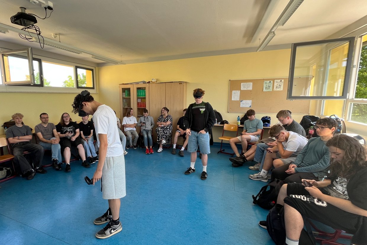 Schüler mit VR-Brille