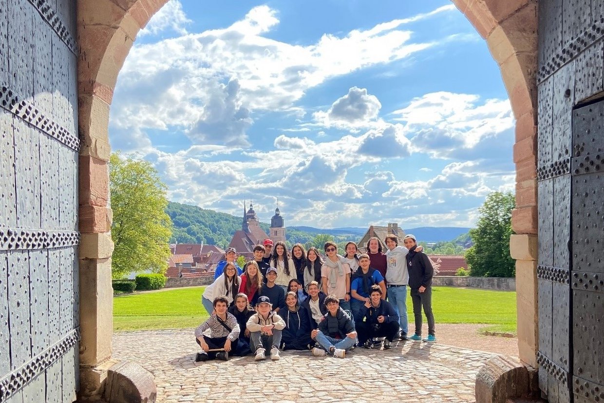Kolumbianische Schüler vor dem Schloss Wilhelmsburg in Schmalkalden