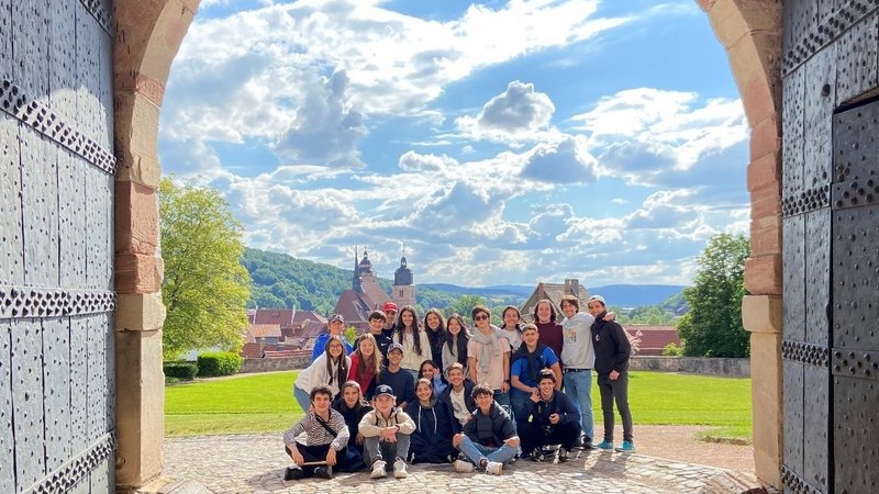 Kolumbianische Schüler vor dem Schloss Wilhelmsburg in Schmalkalden