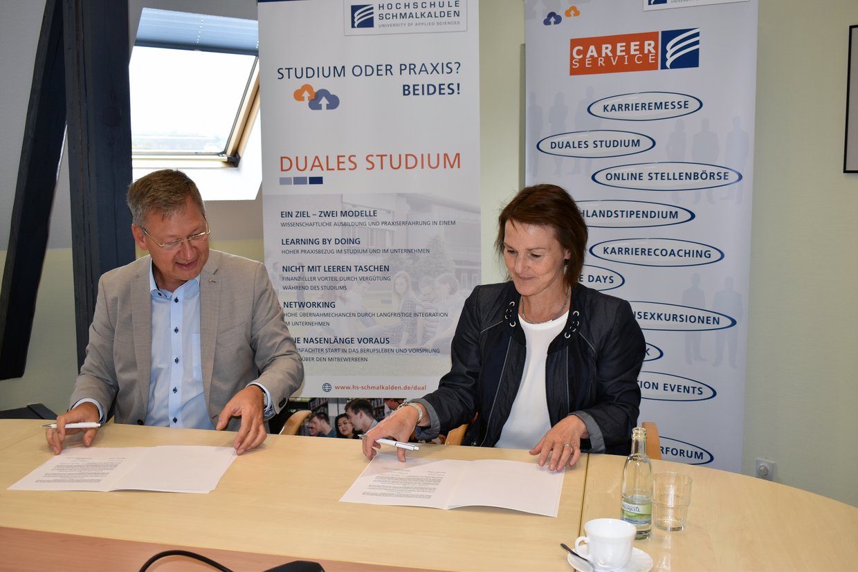 links Prof. Gundolf Baier und rechts am Tisch Landrätin Peggy Greiser