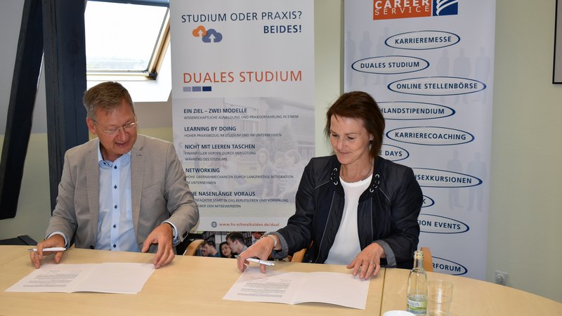 links Prof. Gundolf Baier und rechts am Tisch Landrätin Peggy Greiser