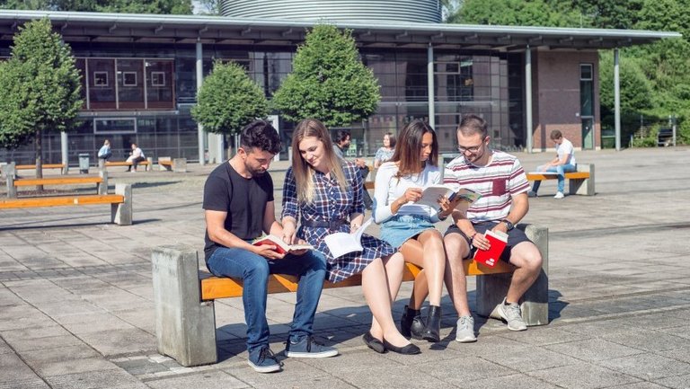 Bachelor-Studierende vor der Bibliothek