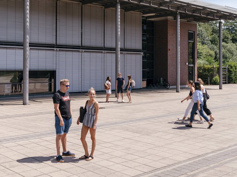 Campus, Studierende, Bibliothek