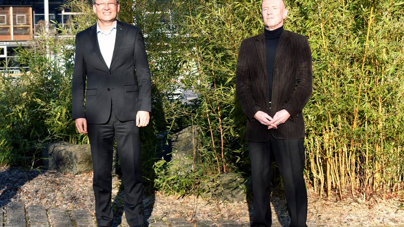 Prof. Matthias Schneider, Hochschulpräsident Prof. Gundolf Baier und Matthias Dick (v.l.) auf dem Campus