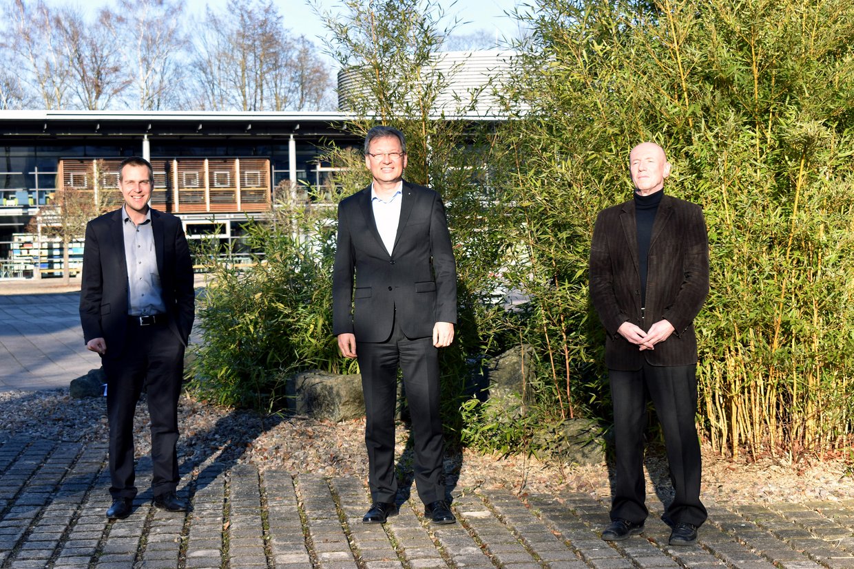 Prof. Matthias Schneider, Hochschulpräsident Prof. Gundolf Baier und Matthias Dick (v.l.) auf dem Campus