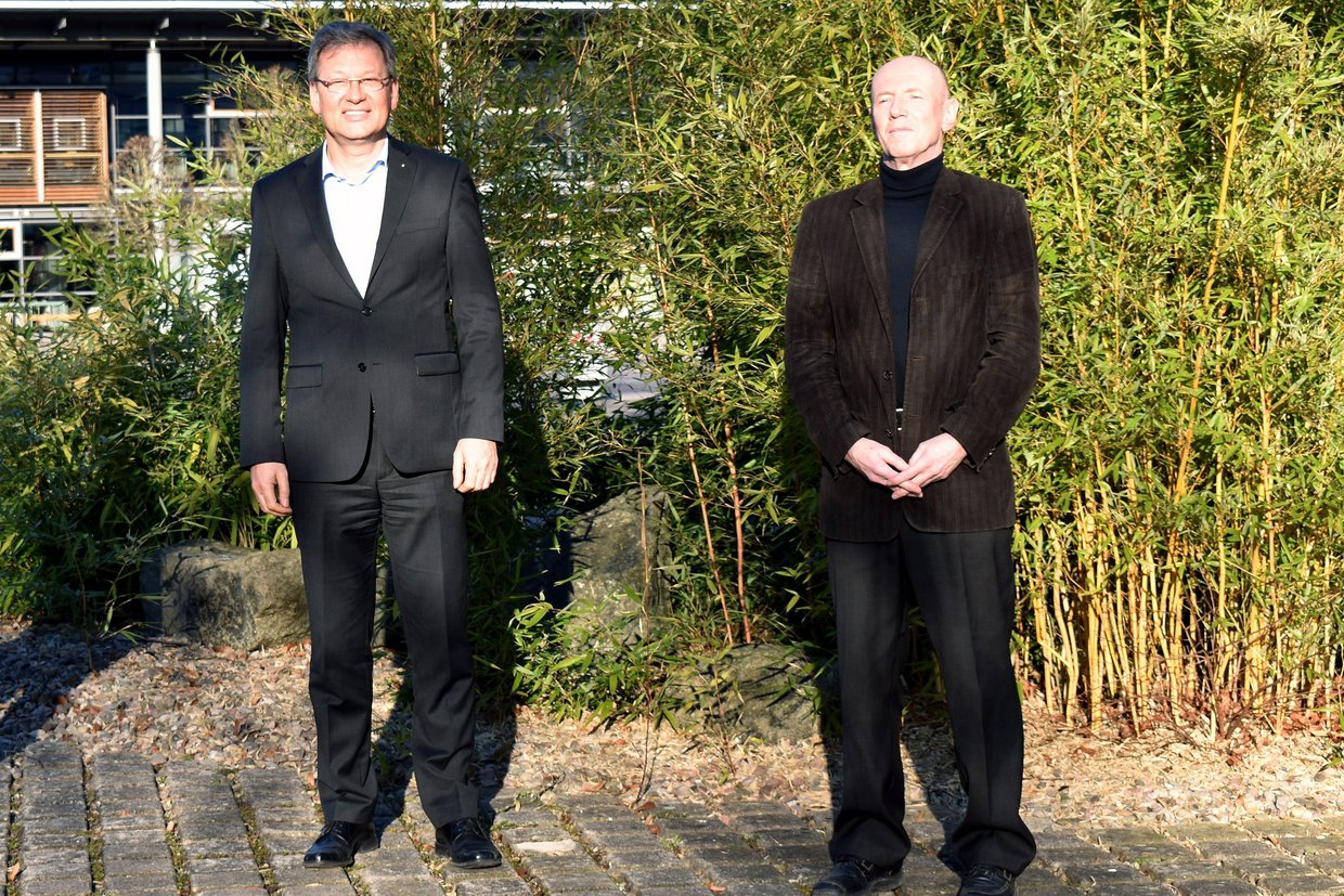 Prof. Matthias Schneider, Hochschulpräsident Prof. Gundolf Baier und Matthias Dick (v.l.) auf dem Campus