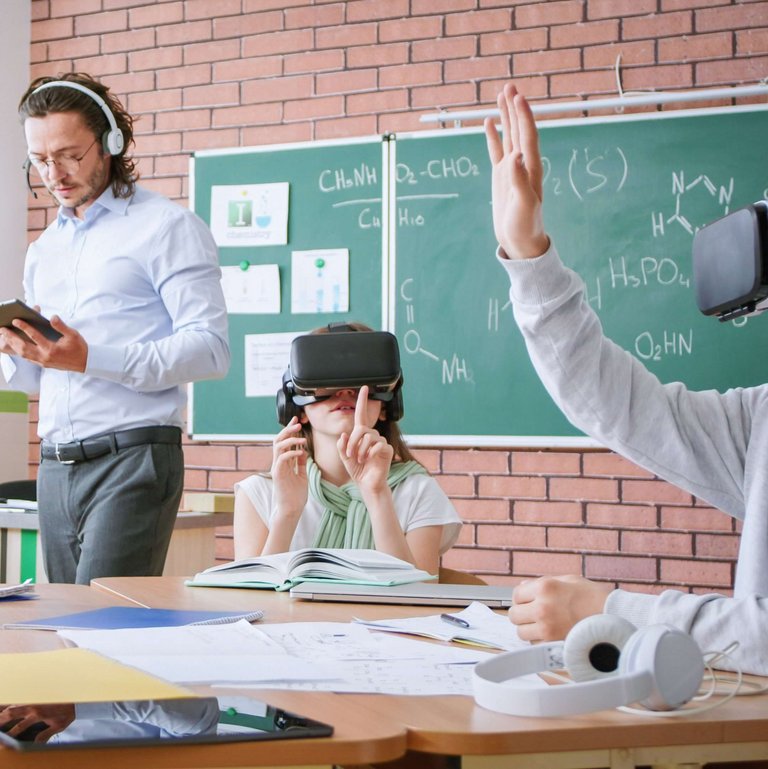 Studierende beim Erkunden
