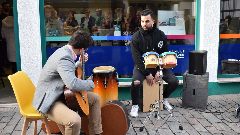 Zwei Musiker spielen Instrumente