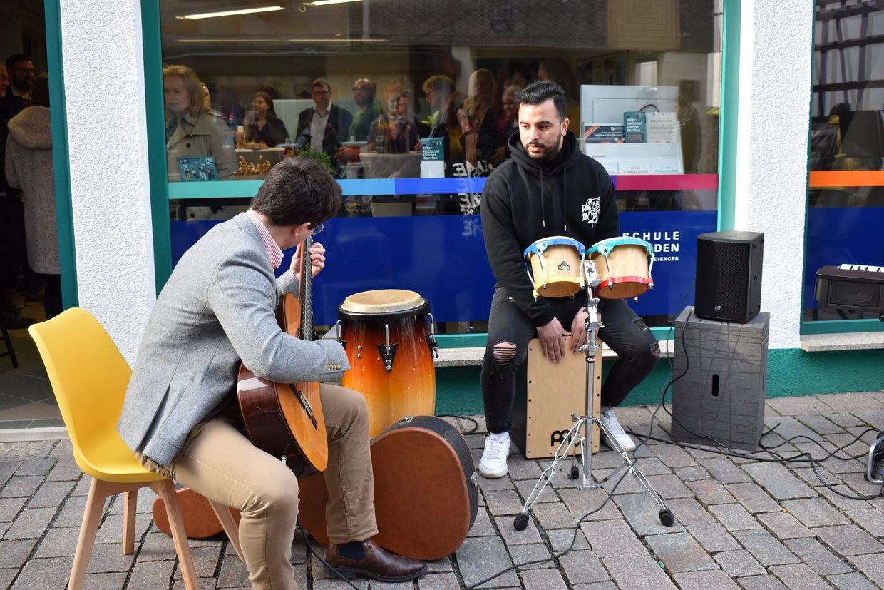 Zwei Musiker spielen Instrumente