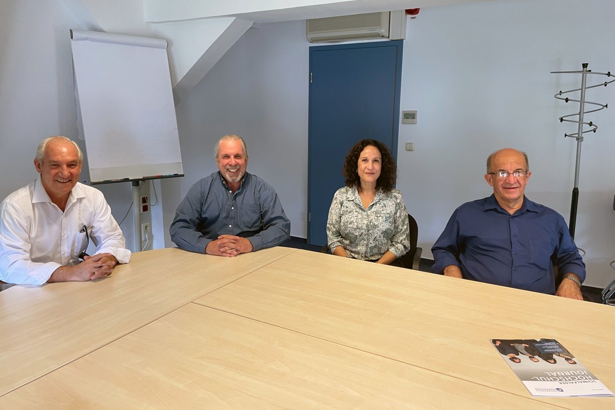 Gastprofessoren an einem Tisch