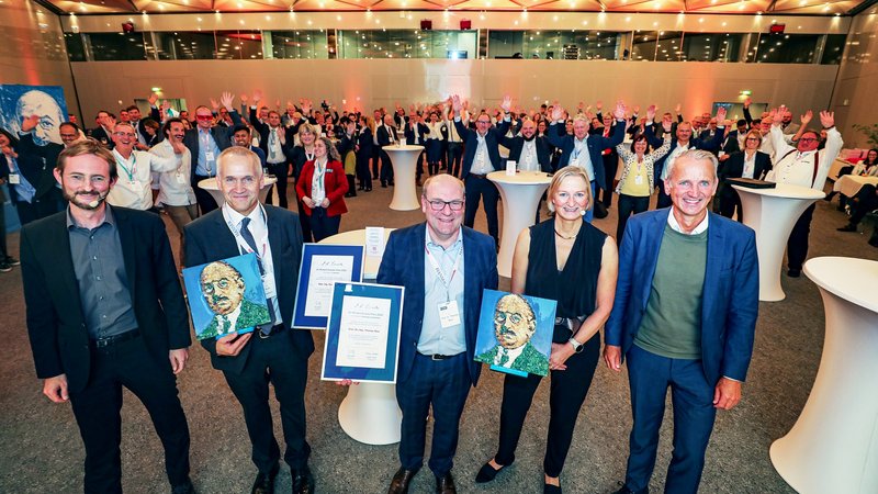 Die Preisträger Kurt Gebert (2. v. l.) und Prof. Dr. Thomas Seul (M.) mit den Gastgebern des Carl Hanser Verlags Susanne Schröder, Florian Streifinger (l.) und Oliver Rohloff (r.)