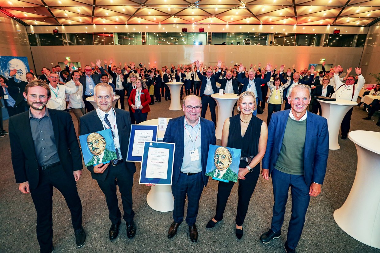 Die Preisträger Kurt Gebert (2. v. l.) und Prof. Dr. Thomas Seul (M.) mit den Gastgebern des Carl Hanser Verlags Susanne Schröder, Florian Streifinger (l.) und Oliver Rohloff (r.)