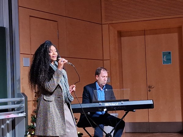 Giuliana and professor Hettler singing and playing piano