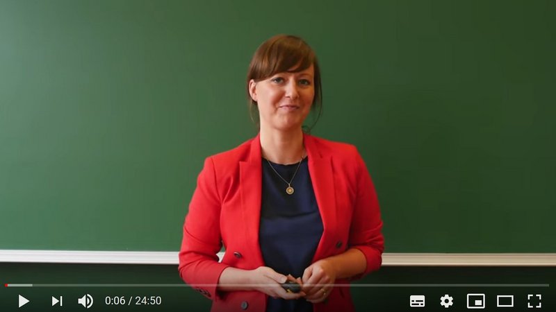 Frau Prof. Dr. Nancy Richter gibt ein Webinar und steht vor einer Tafel