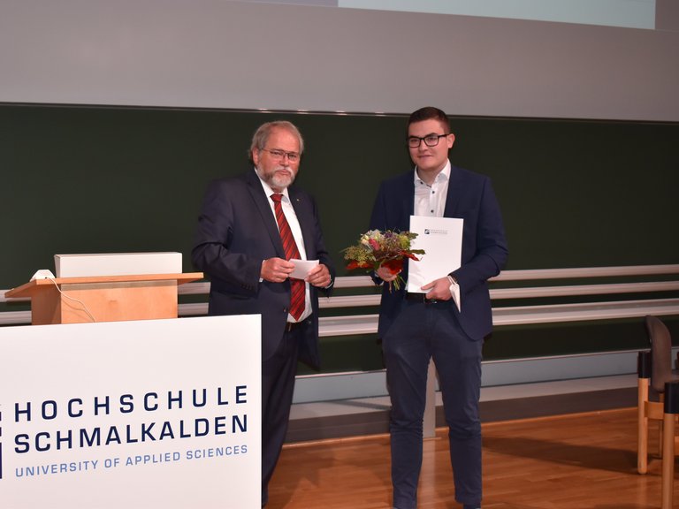 Absolventen Herr Valentin Iselt bei der Auszeichnung.