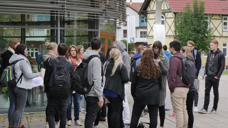 Studierende des ersten Semesters auf dem Campus