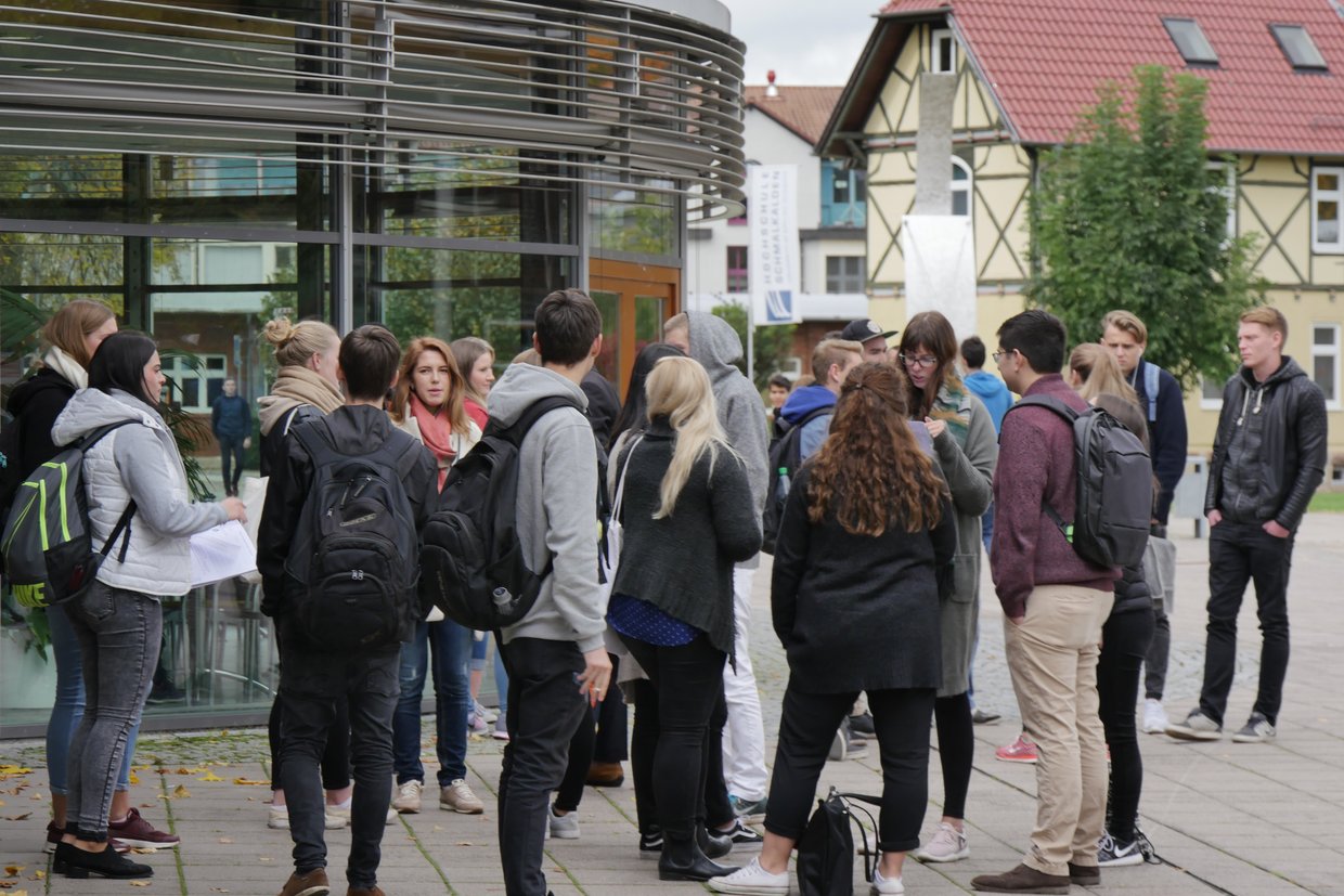 Studierende des ersten Semesters auf dem Campus Studierende des ersten Semesters auf dem Campus