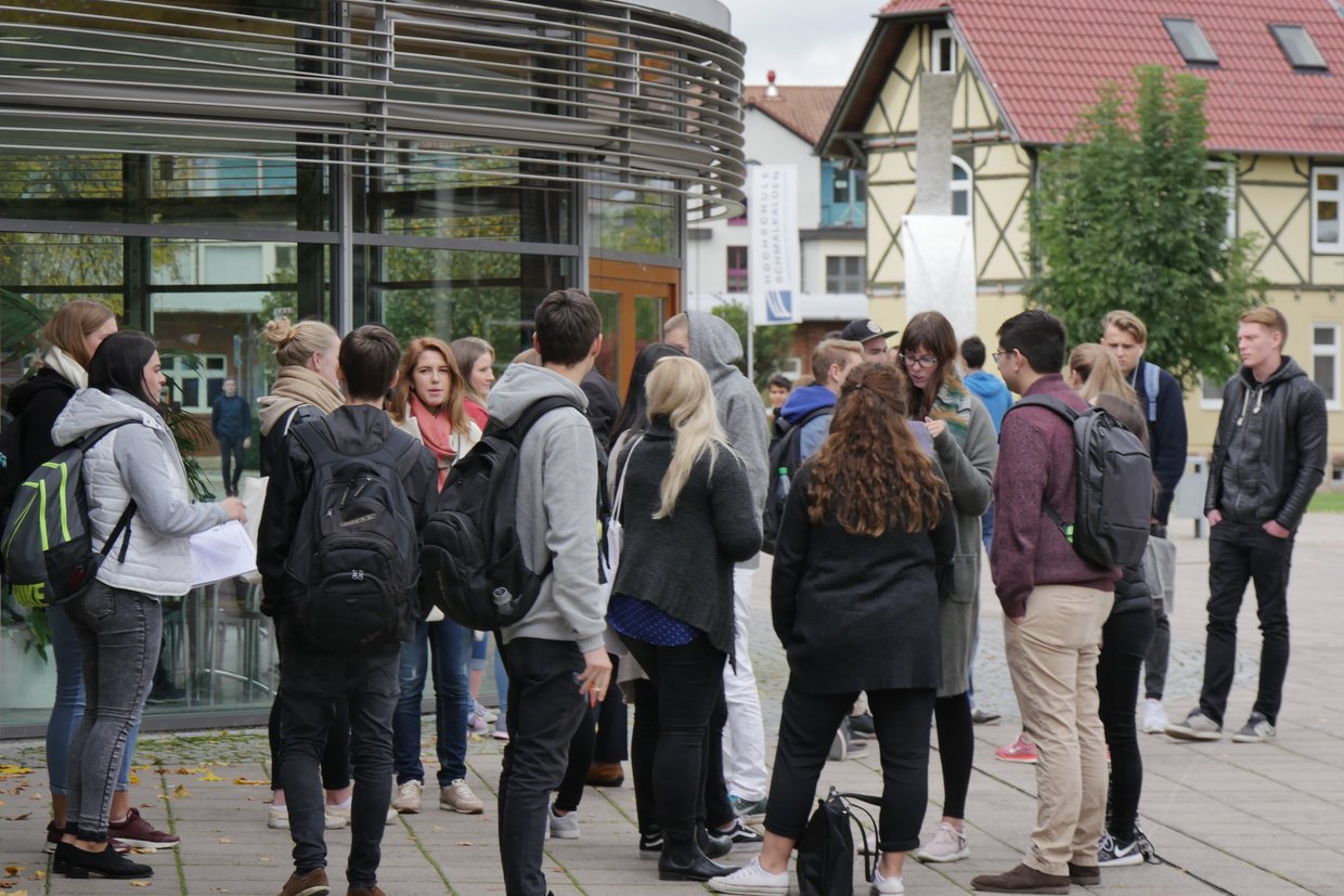 Studierende des ersten Semesters auf dem Campus