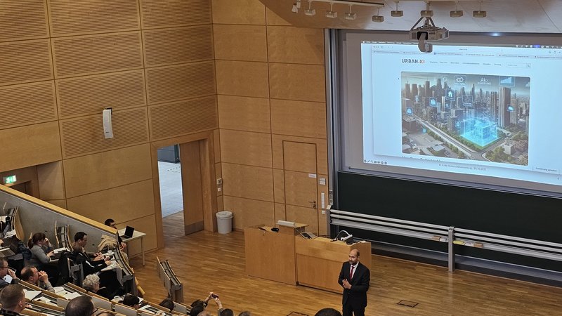 Professor lehrt im Audimax