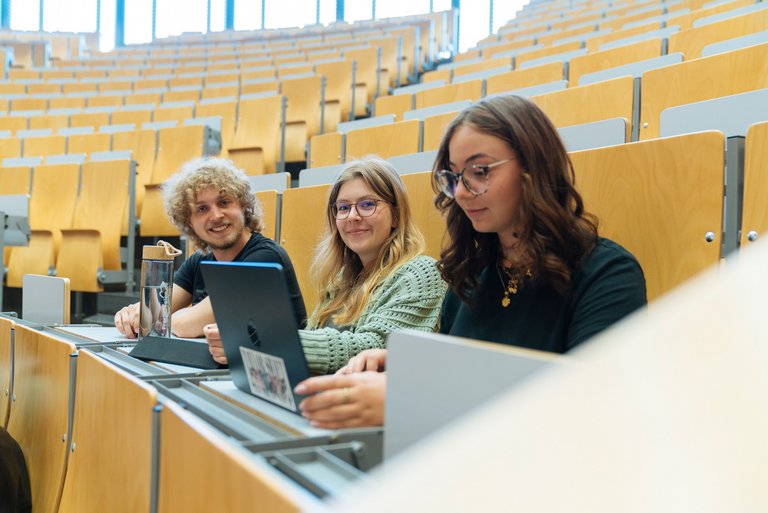 Studierende im Hörsaal der Hochschule Schmalkalden