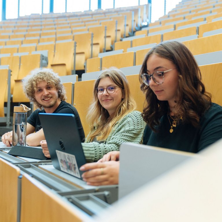 Studierende im Hörsaal der Hochschule Schmalkalden
