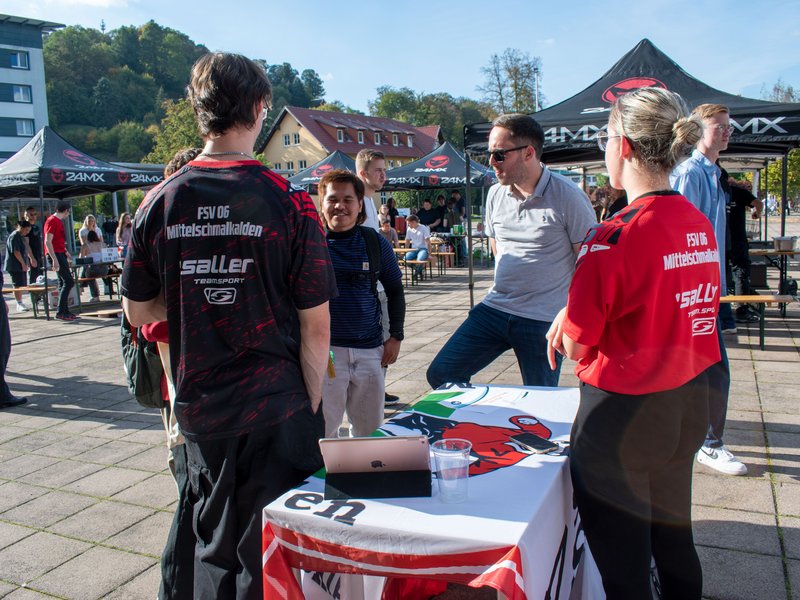 Menschen am Infostand