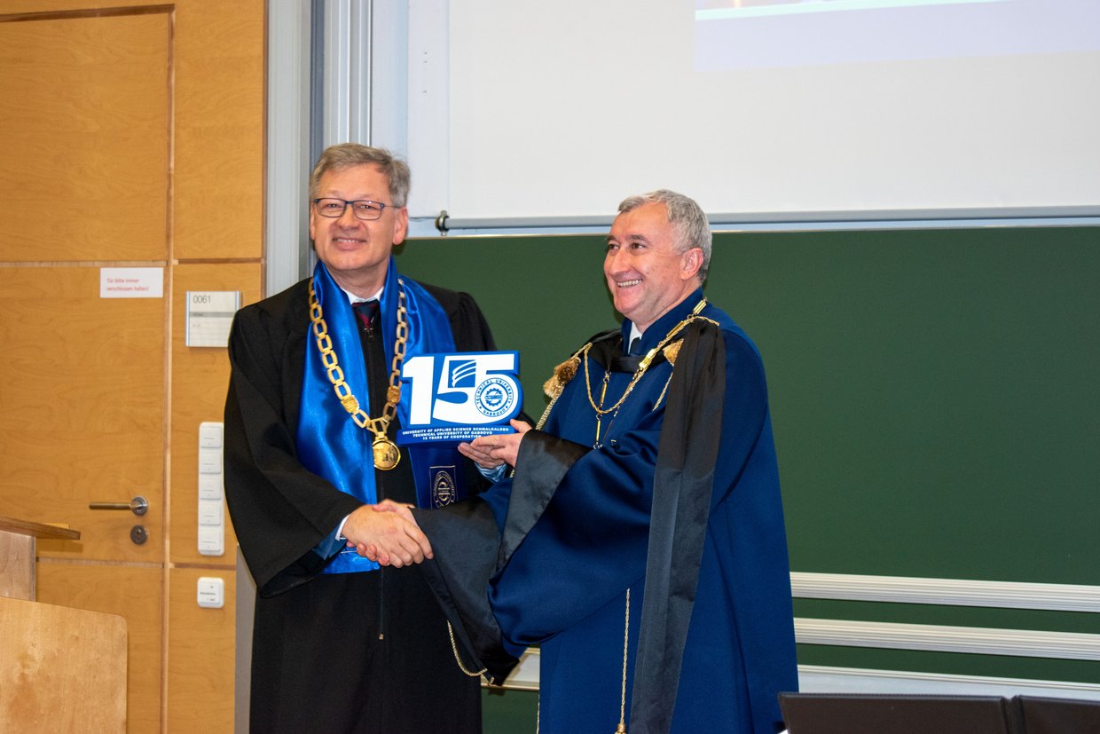 Zwei Männer in Talaren