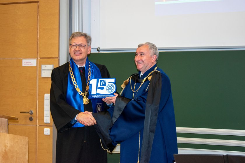 Zwei Männer in Talaren