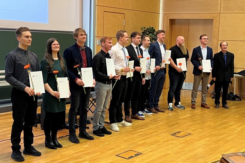 Absolventen erhalten ihre Urkunden