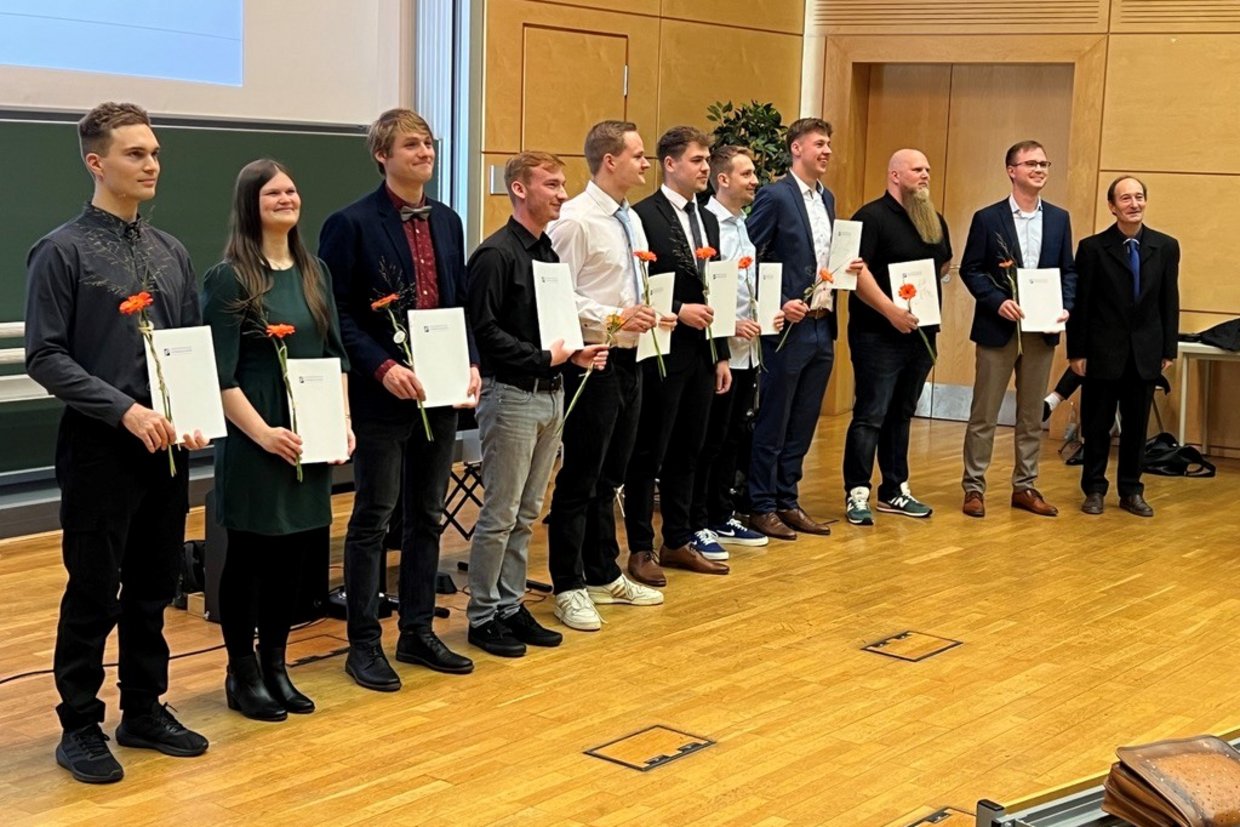 Absolventen erhalten ihre Urkunden