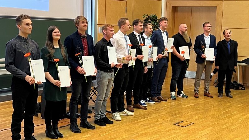 Absolventen erhalten ihre Urkunden