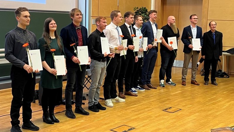 Absolventen erhalten ihre Urkunden