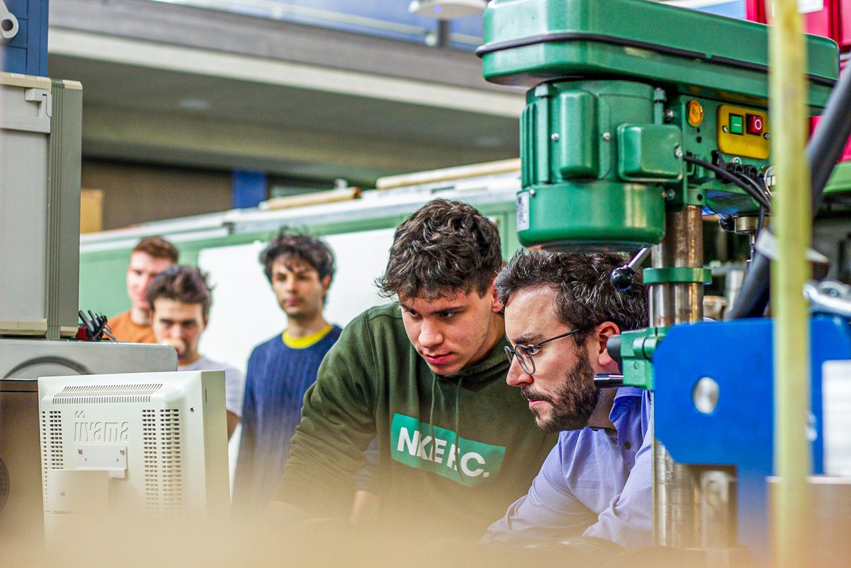 Männer an einer Maschine