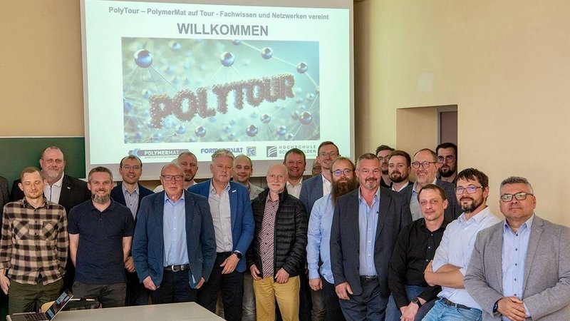 Männer in einem Raum 